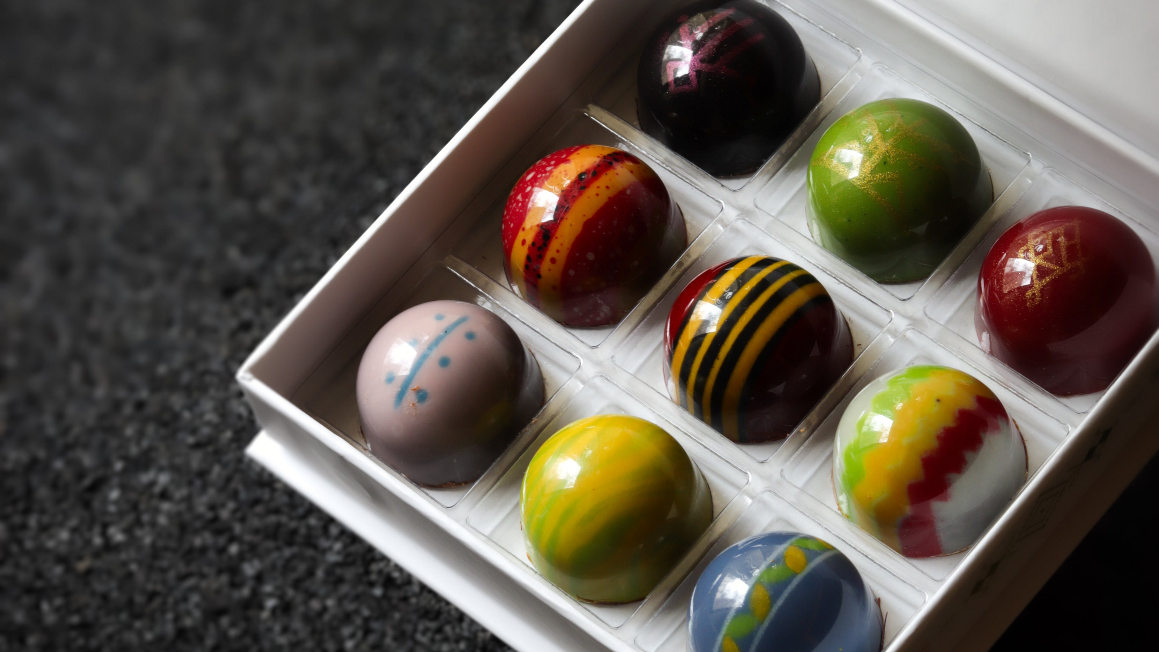 Coffret de chocolats Ansay ouvert montrant les chocolats à l’intérieur